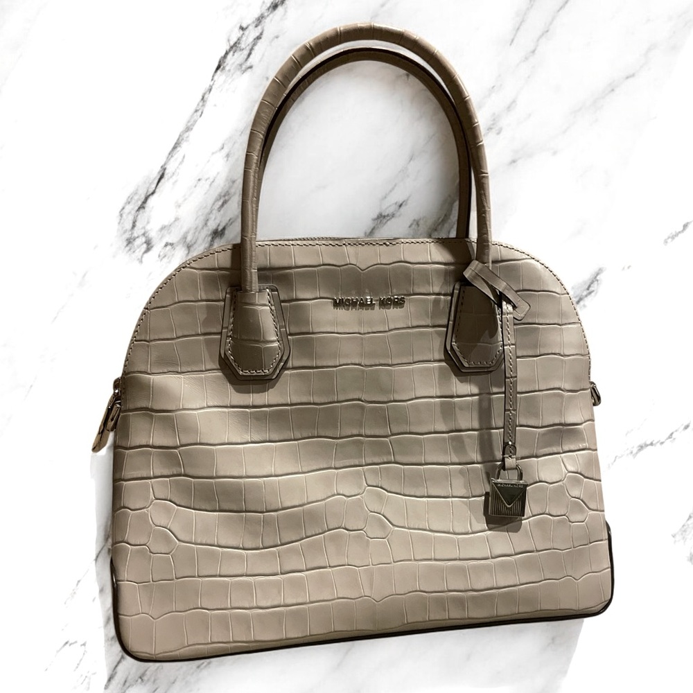 Michael Kors Luxury Handbag w/ Dust Bag.
12” x 9” Light Gray w/ Silver Hardware